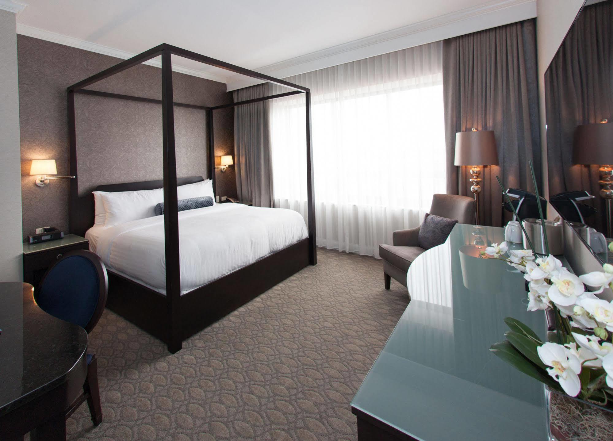 La Banque Hotel Homewood Esterno foto